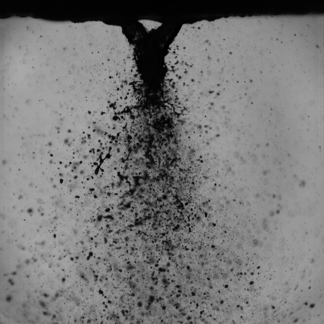 Sprej zachycený pomocí rychlokamery Sprej zachycený pomocí rychlokamery