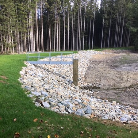 Obnovu Puchárenský rybníka v minulých dnech dokončily Vojenské lesy a statky a v těchto dnech historické vodní dílo, které se vrátilo do šumavské krajiny, začínají napouštět.