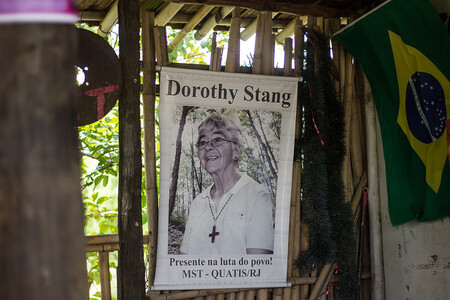 Sestra Dorothy Stangová se stavěla proti nelegálním záborům půdy a ilegální těžbě dřeva. A byla zastřelena.