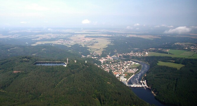 Na snímku je horní nádrž na vrchu Homole ještě bez plovoucí fotovoltaické elektrárny. Na snímku je horní nádrž na vrchu Homole ještě bez plovoucí fotovoltaické elektrárny.