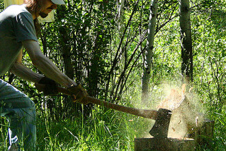 Topení dřevem zahřeje hned dvakrát. Jednou při štípání, podruhé v kamnech.
