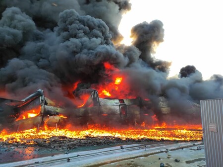 Ve válce pořád něco hoří. Na snímku požár skladu barev a laků ve městě Sumy po ostřelování 18. března 2022.