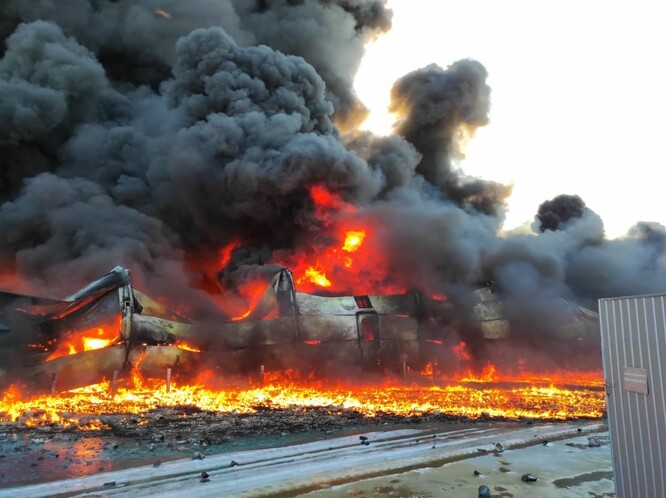 Požár skladu barev a laků ve městě Sumy (Ukrajina) po ostřelování 18. března 2022 během ruské invaze.