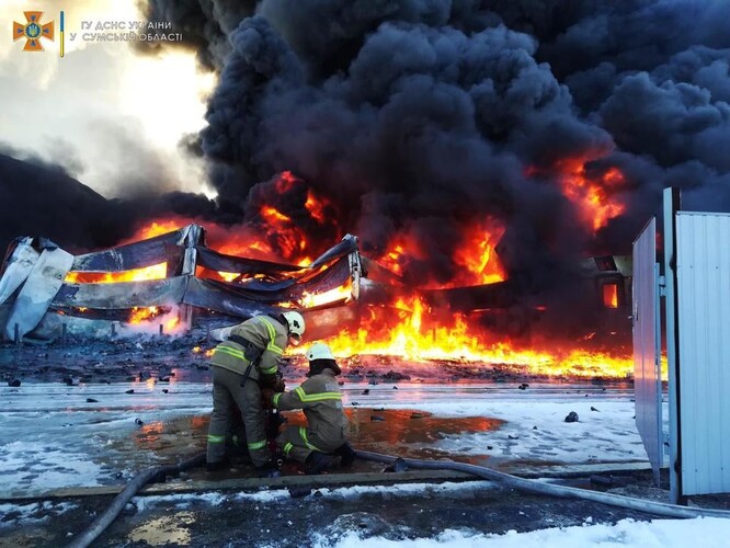 Ve válce stále něco hoří. Na snímku požár ve skladišti barev a laků ve městě Sumy po ostřelování 18. března 2022 během ruské invaze. Požár byl uhašen následující den.