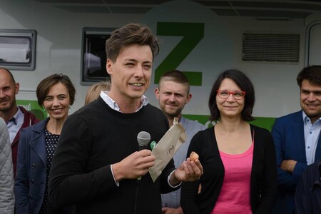 Matěj Stropnický (s mikrofonem) v sobotu rezignoval na post předsedy Zelených. Na snímku tým Zelených při zahájení volební kampaně.
