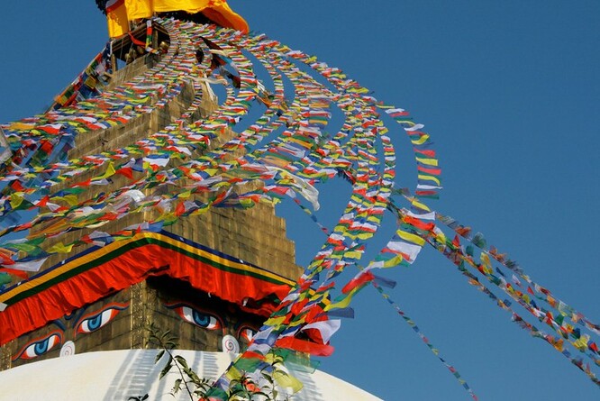 Stúpa Bódhnáth v Káthmándú patří nejposvátnějším buddhistickým místům na světě a nejnavštěvovanějším památkám v nepálském hlavním městě. V sobotu tam dělníci odstranili polyesterové praporky, aby je mohli nahradit novými z biologicky rozložitelného materiálu.