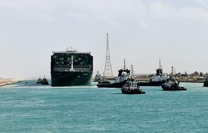 Suezem ročně proplouvá 19 000 lodí a problémy jsou zhruba se třemi za sezónu. Dá se ale čekat, že nárůst počtu ultra-velkých přepravních kontejnerových lodí, i jejich dalšího kapacitního objemu, vyústí v další podobné záseky. A další ztráty.