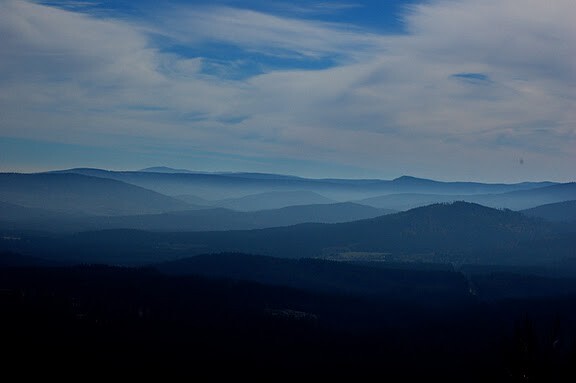 Pohled na kopce Šumavy z vrchu Pancíř