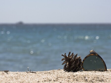 Tuny písku, oblázky a škeble zabavené v zavazadlech turistů se vracejí na Smaragdové pobřeží na severozápadě italského ostrova Sardinie. Za posledních deset let bylo výletníkům zabaveno kolem deseti tun písku. / Ilustrační foto