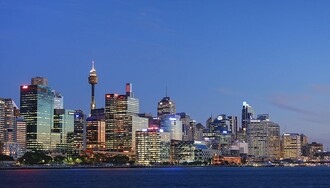 Je-li v Číně jakýsi rozumný důvod hnát stavby do výšky a šetřit místem, v Austrálii je takovýto počin zcela bizarní, všude je místa na rodinné domky či rozsáhlé přízemní paláce spousta. V Melbourne, Sydney i novozélandském Aucklandu se ale tyčí mrakodrapy. Nic hmotného se zde nevyrábí, přesto jsou centry prosperity – snad  mrakodrap jako anténa peníze nějak tajemně přitahuje. Na snímku centrum Sydney