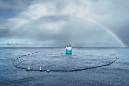Po sérii neúspěšných pokusů se nizozemské organizaci podařilo zprovoznit plovoucí bariéru na zachytávání plastového odpadu v Tichém oceánu. / Ilustrační foto