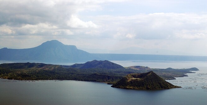 Sopka Taal, která se nachází asi 70 kilometrů jižně od Manily, je druhá nejaktivnější sopka Filipín.