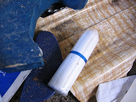 Tampóny se vyrábí z čisté přírodní bavlny, zatímco jiné absorpční materiály na bázi bavlny jsou už ve výrobě ošetřeny organickými zjasňovači, právě takovými, jaké se pokouší v Sheffieldu detekovat. „Tampony jsou levné a není problém je sehnat. A pokud jde o základní stanovení organického znečištění pod UV světlem, jsou stoprocentně účinné,“ říká Chandler.
