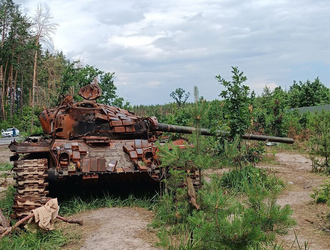 Tank nedaleko města Buča, Kyjevská oblast.