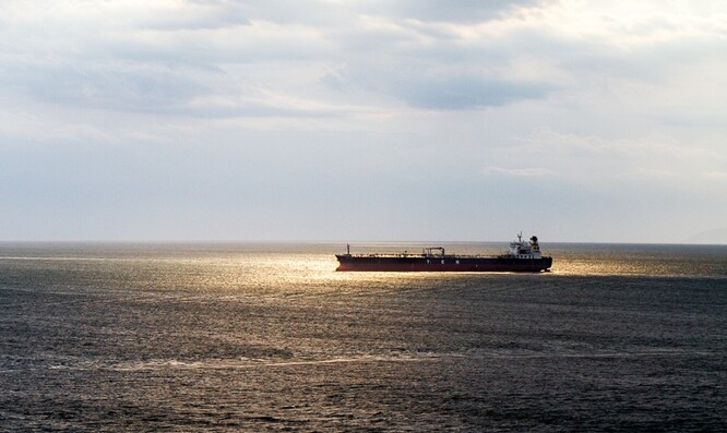 Na tankeru je přes milion barelů ropy a podle OSN by její případný únik mohl být až čtyřikrát větší než v případě havárie Exxonu Valdez v roce 1989, kdy do vod u Aljašky vyteklo 100 000 tun ropy. Ilustrační obrázek