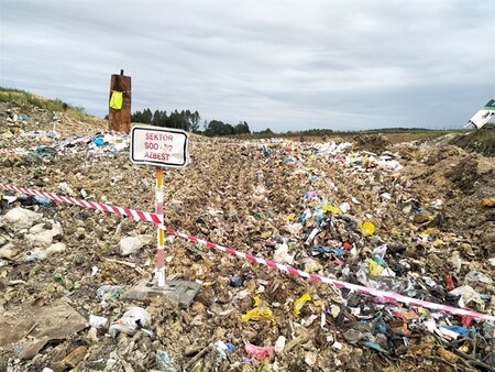 Česká inspekce životního prostředí (ČIŽP) uložila společnosti Technické služby Zlín pokutu 150.000 korun za sesuv odpadů mimo zabezpečené těleso skládky.