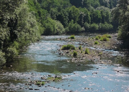 Hladina vody ve Vsetínské bečvě v Jarcové v období sucha.