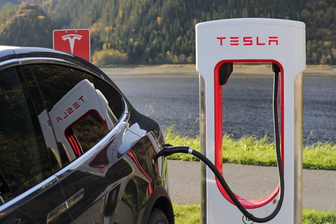 Tesla se v letošním roce díky rostoucímu zájmu o elektromobilitu stala z hlediska tržní hodnoty největší automobilkou na světě.