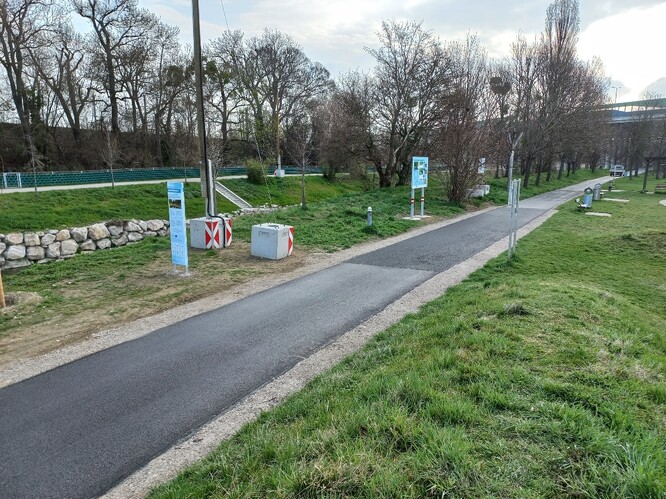 Testovací povrch se čtyřmi různými druhy asfaltu. Testovací povrch se čtyřmi různými druhy asfaltu.