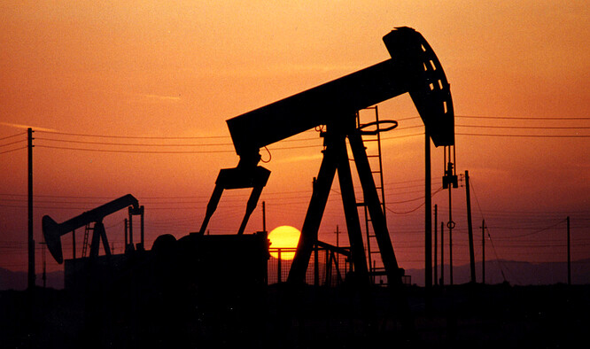 Západ slunce nad texaským ropným polem