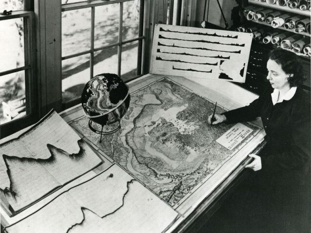 Monotónní tečkování mořského dna. Marie Tharp v padesátých letech.
