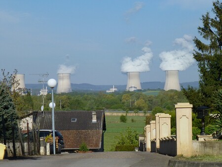 Elektrárnu Cattenom (na obrázku), která byla uvedena do provozu v roce 1986, trápí časté poruchy. Sousední německé regiony Sársko a Porýní-Falc, stejně jako Lucembursko požadují uzavření elektrárny, protože údajně představuje bezpečnostní riziko.