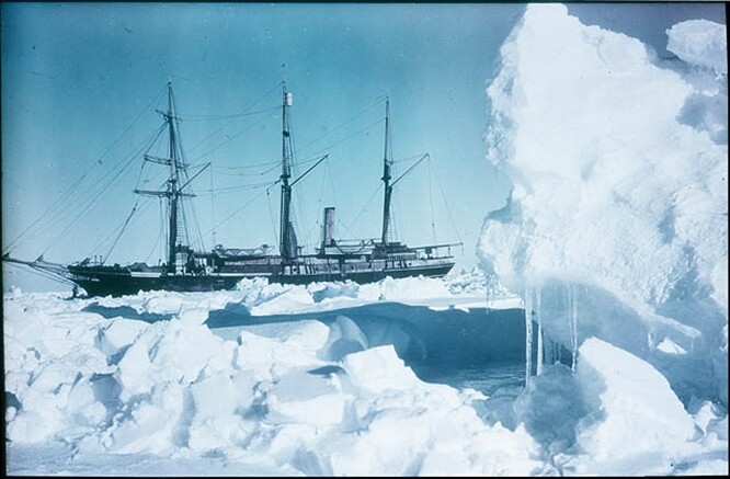 Shackletonova loď vyplula v roce 1914 a roku 1915 u Antarktidy uvázla v ledu a pak se potopila.