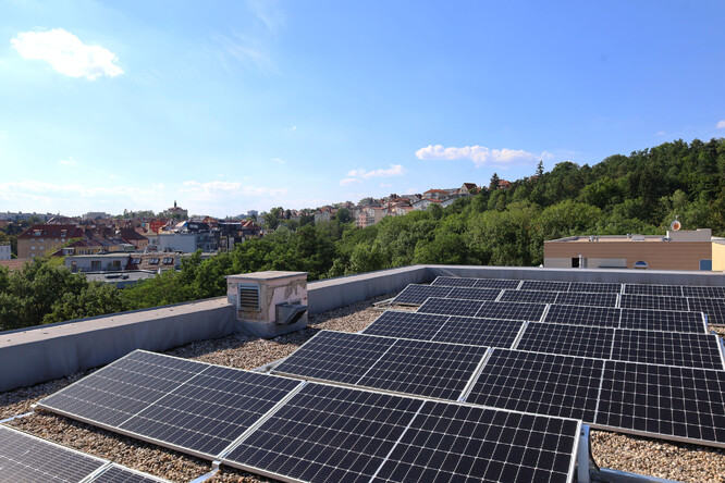 V letošním roce se fotovoltaické elektrárny dočká třeba i domov pro seniory v Ďáblicích, objekt Policie ČR v Praze 4 nebo škola na Praze 11.