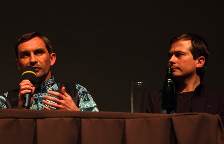 Režisér Martin Mareček (vpravo) a rozvojový pracovník Tomáš Tožička při debatě po promítání filmu Pod sluncem tma, únor 2012.