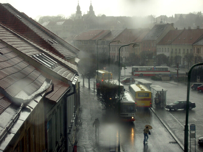 Třebíčské Karlovo náměstí za deště. Ilustrační snímek.