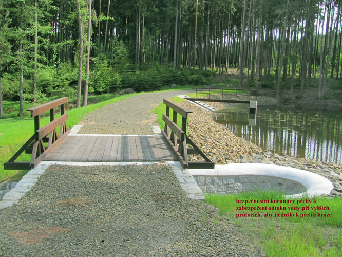 Obnova vodní nádrže Raška v lese na Tachovsku.
