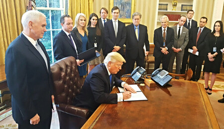 Donald Trump právě podepisuje pokyny, které mají urychlit výstavbu ropovodů Keystone XL a Dakota Access Pipeline.