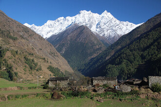 Vesnice v údolí Tsum. Zdejší lidé si dovedli nastavit pravidla udržitelné obživy sami Vesnice v údolí Tsum. Zdejší lidé si dovedli nastavit pravidla udržitelné obživy sami