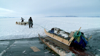 Trhliny v ledu se objevují čím dál častěji. Letos už se na lov nepojede.