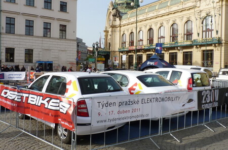 Součástí Pražského týdne elektromobility je také výstava elektrovozidel na náměstí Republiky.