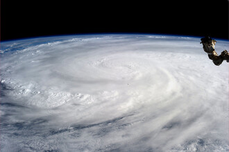 Tajfun Yolanda na satelitním snímku.