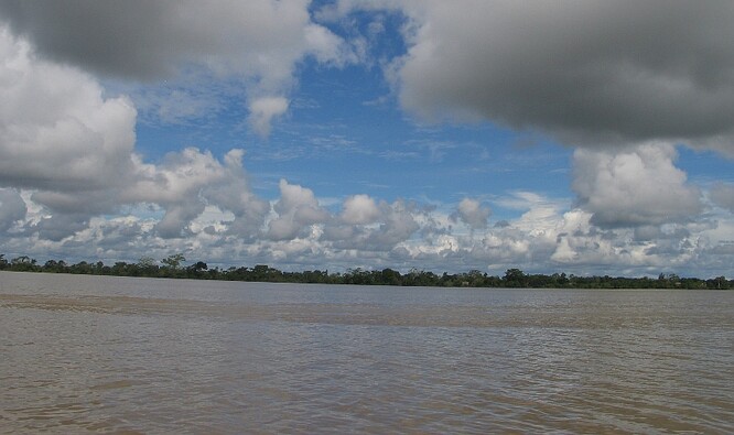 Voda v kolotoči. Nebe nad amazonskou řekou Ucayali.