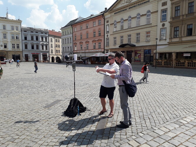 Účelové meteorologické měření v centru města Olomouce ze dne 24.7.2018 včetně průběhu dotazníkového šetření; na fotce Martin Jurek s jedním z respondentů.