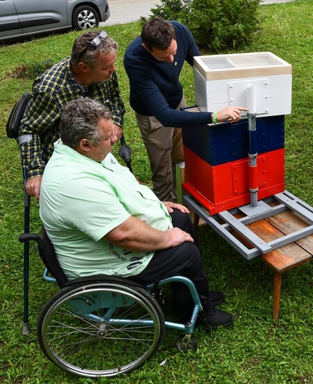 Upravený úl pro vozíčkáře se skládá ze tří částí. S každým ze tří přibližně dvacetikilových bloků může včelař otáčet kolem kovové konstrukce, což usnadňuje manipulaci.