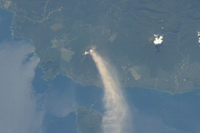 Vulkán Ulawun se nachází na ostrově Nová Británie, který je součástí státu Papua-Nová Guinea. V roce 2019 vyhnal výbuch této sopky z domovů více než 10 000 lidí.
