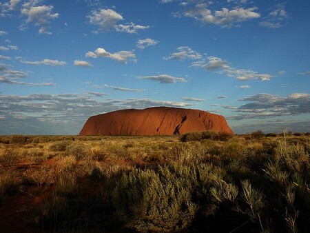 Austrálie je kontinent nejen unikátní a velice dlouho izolovaný od zbytku světa, ale i jaksi starý a „unavený“. Na snímku australský symbol, skála Uluru