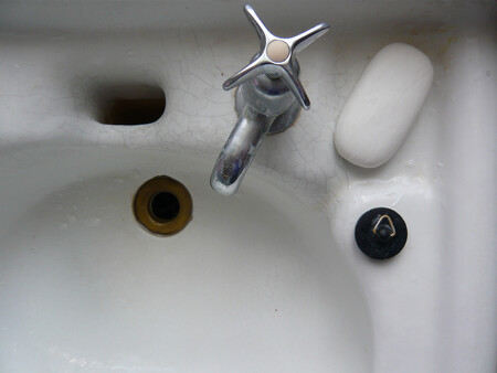 Šedá voda, voda, která odtéká z vany nebo z umyvadel, končí v kanalizaci jako odpad. Je to plýtvání.