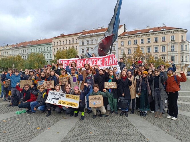 Protestující chtějí, aby byl schválen klimatický zákon, který by zajistil kontinuitu české klimatické politiky.