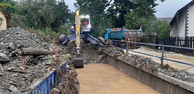 Valštejný potok (Valštejnka) - zabezpečovací práce na zprůtočnění potoka. Valštejný potok (Valštejnka) - zabezpečovací práce na zprůtočnění potoka.