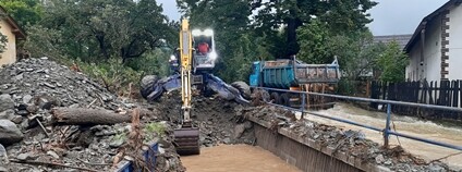 Práce na zprůtočnění potoka Foto: Lesy ČR Práce na zprůtočnění potoka Foto: Lesy ČR