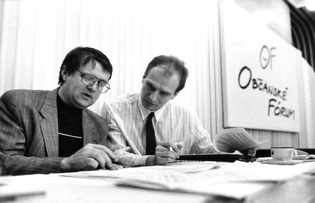 Josef Vavroušek při zakládání Občanského fóra s Lubomírem Volejníkem, budoucím prezidentem NKÚ. Rok 1989