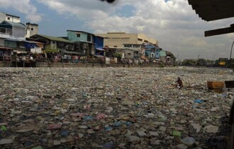 Plasty v řece v Asii.