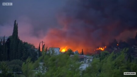 Lesní požáry v Řecku (na obrázku), které si podle starosty města Rafina vyžádaly nejméně 60 životů, jsou na ústupu a hasiči je mají pod kontrolou.