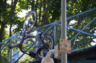 Sdílené kolo Vélib' v Paříži vysící na zábradlí