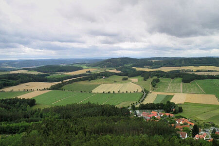 Pohled z rozhledny na Veselém vrchu západním směrem, vpravo při úpatí vrchu vesnička Mokrsko.
